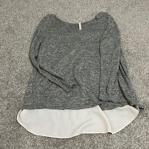 Gilli size medium gray and cream long sleeve top